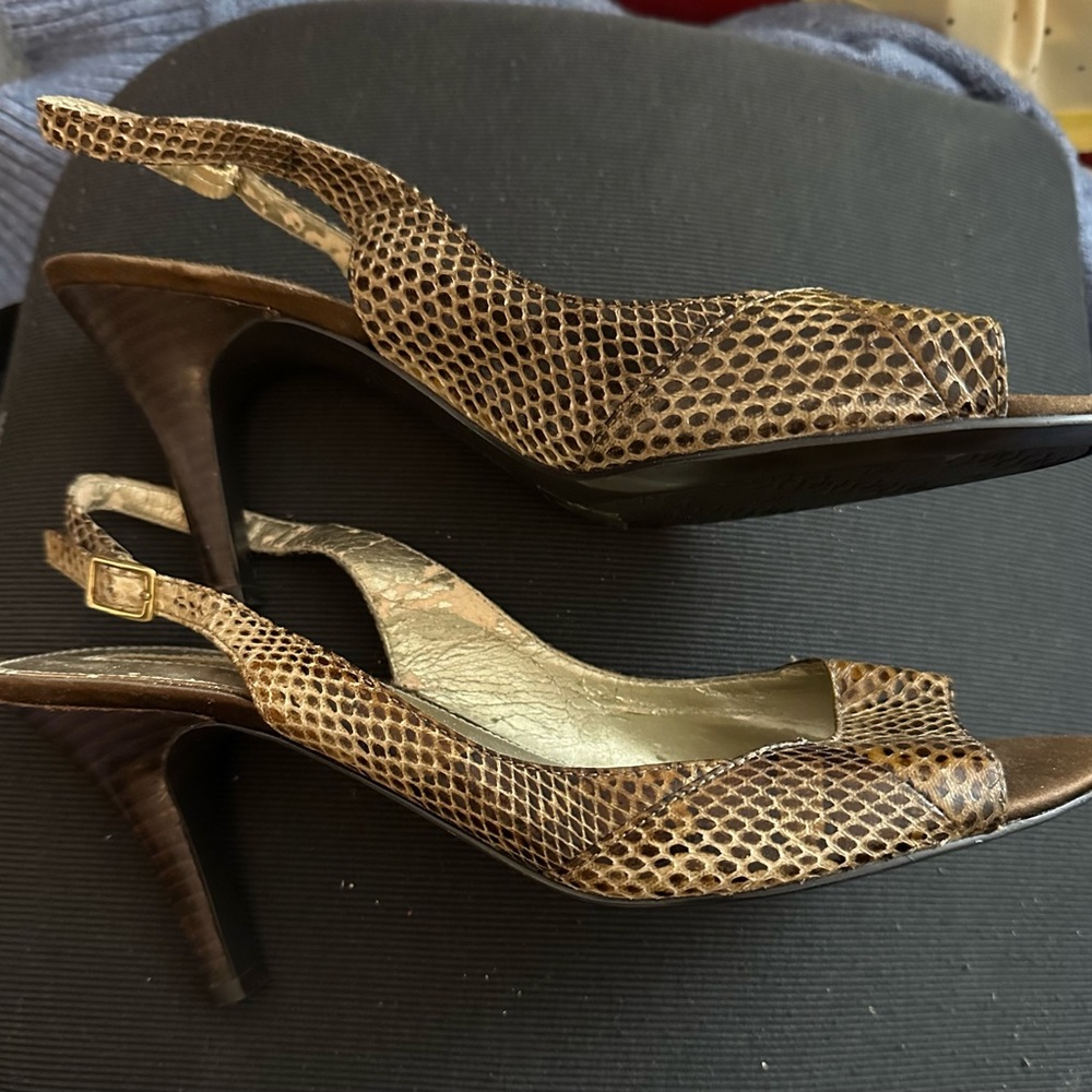 Bandolino Size 8.5 — Tan - 3in high heel open toe sandal.